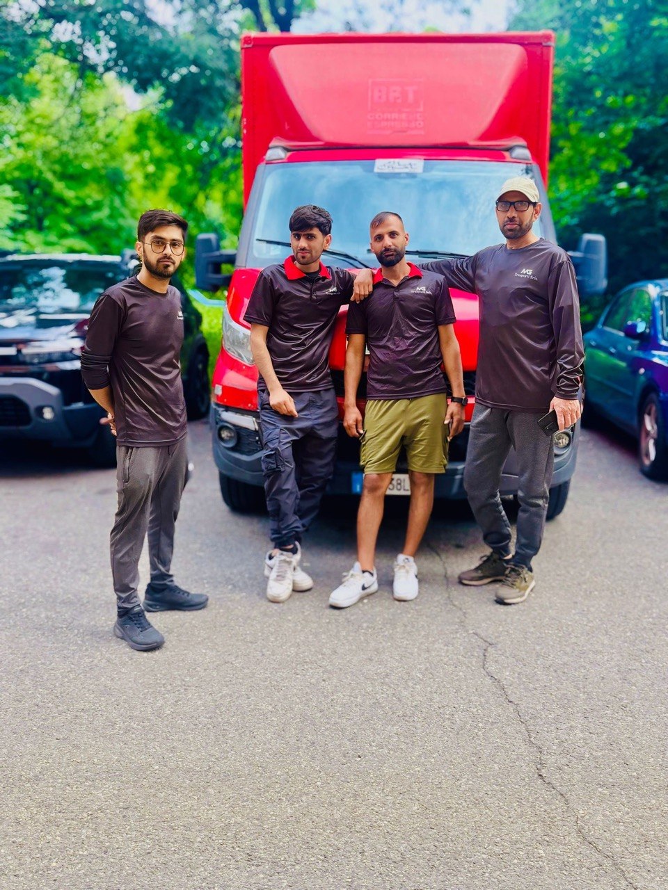 Il team LogiFarm con il camion BRT