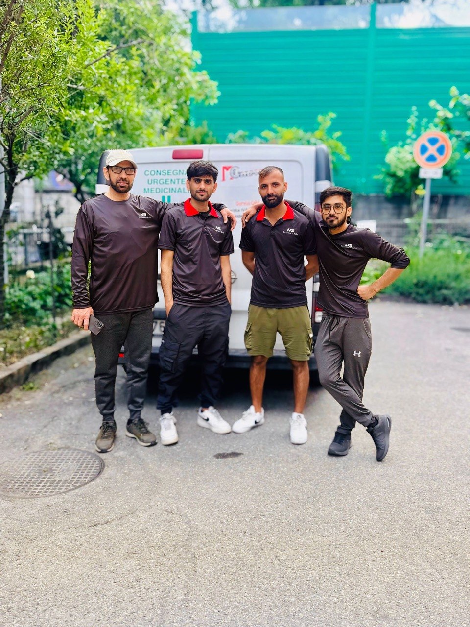 Il team LogiFarm con il furgone